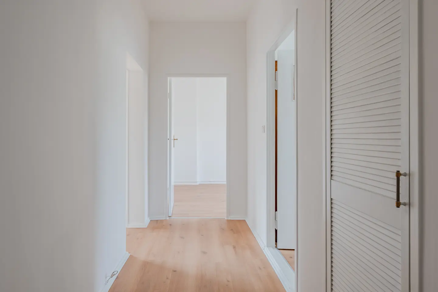 Flur mit Blick zu den Zimmern