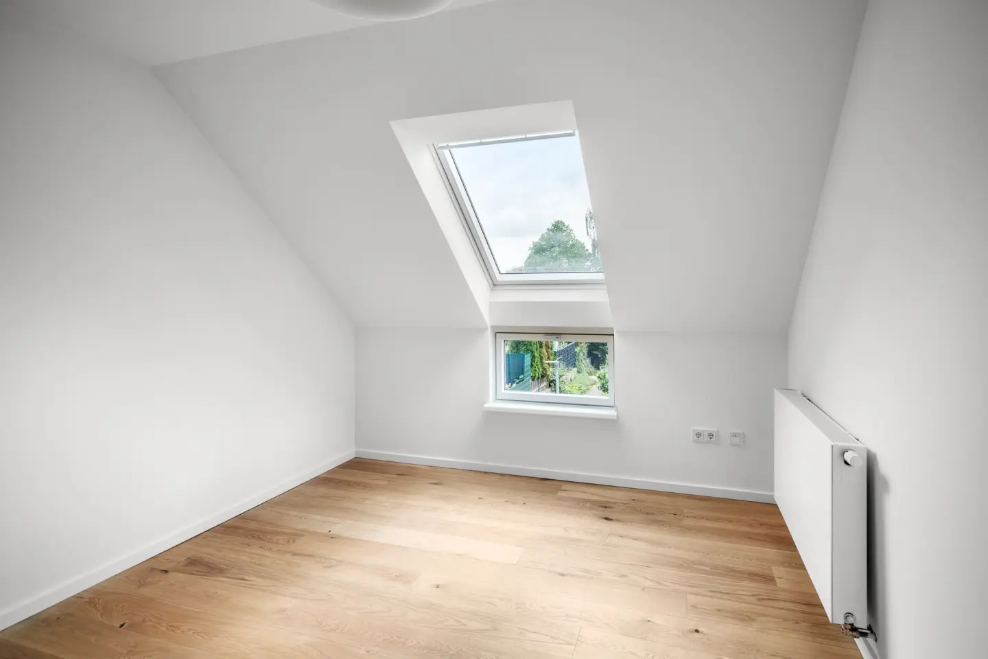 Weiteres Dachzimmer mit Dachfenster