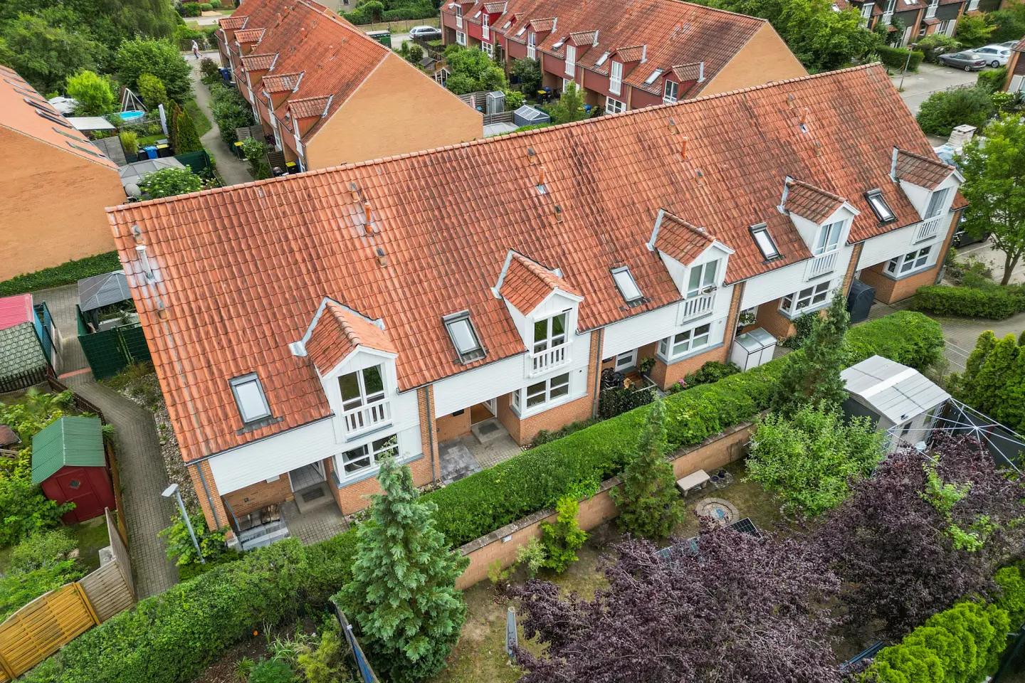 Luftbild der Häuserzeile und Gärten