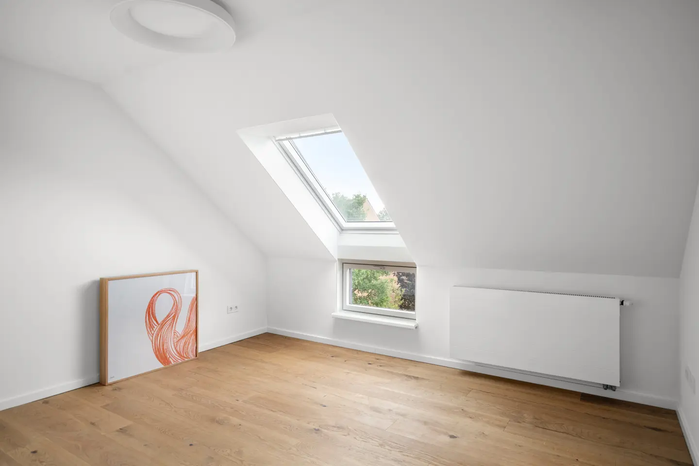 Weiteres Dachzimmer mit Fenster und Schräge