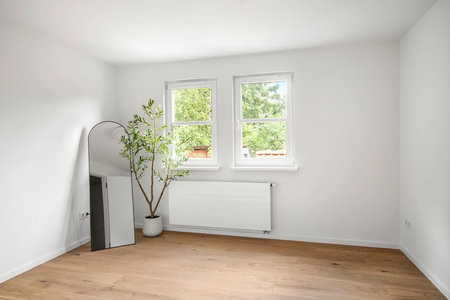 Schlafzimmer mit zwei Fenstern