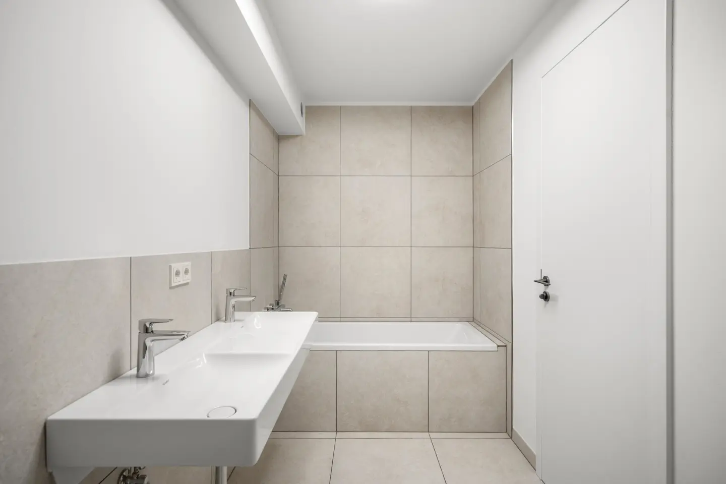 Bad mit Doppelwaschtisch und Badewanne