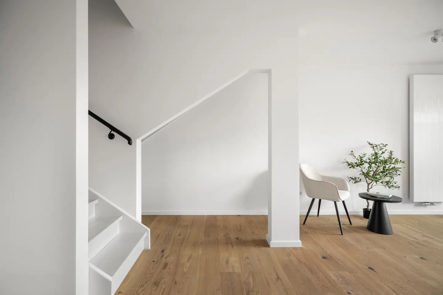 Wohnbereich mit Treppe und Eichenparkett