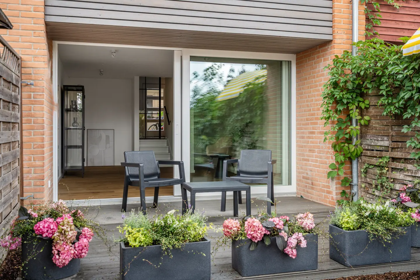 Terrasse vor dem Wohnbereich