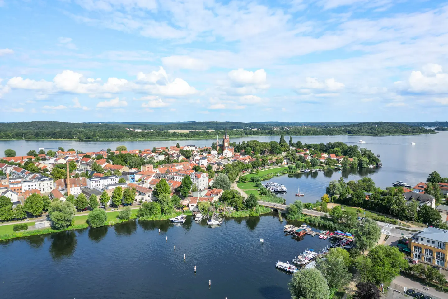 Luftbild am Wasser