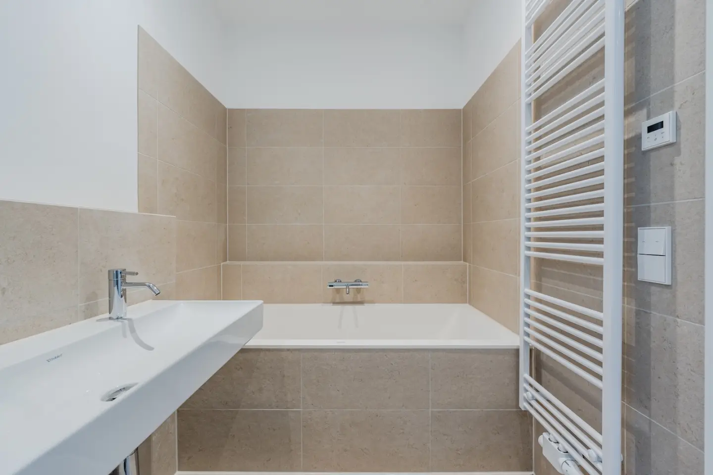 Wannenbad in Naturtönen