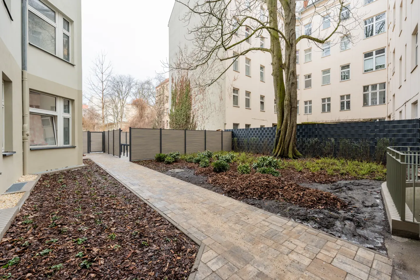 Grüner Innenhof als Rückzugsort