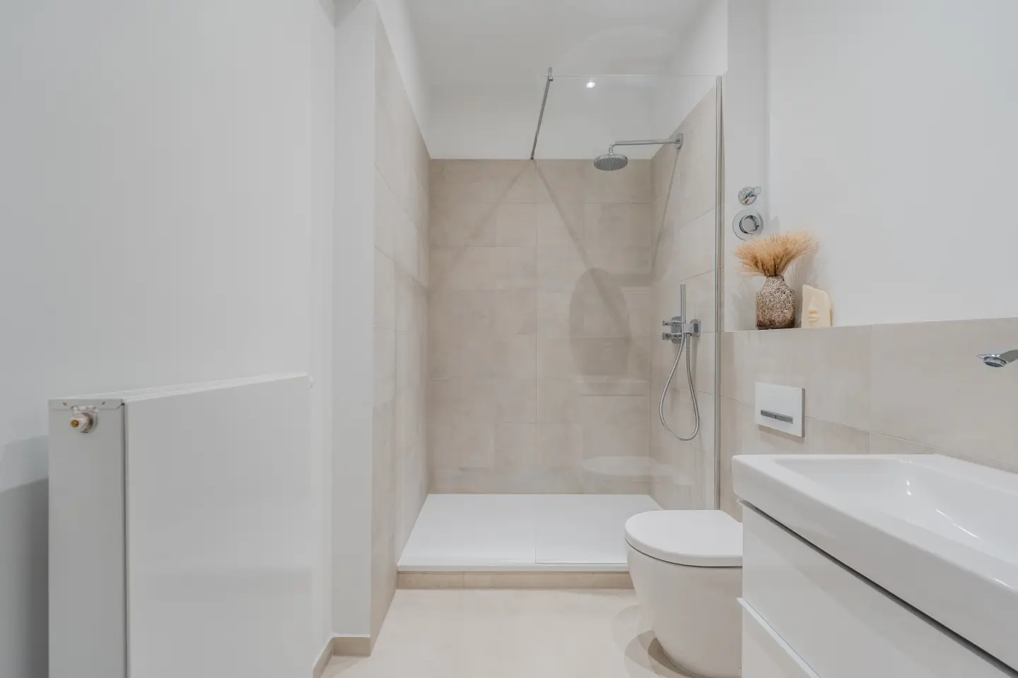 Modernes Badezimmer mit zeitloser Gestaltung