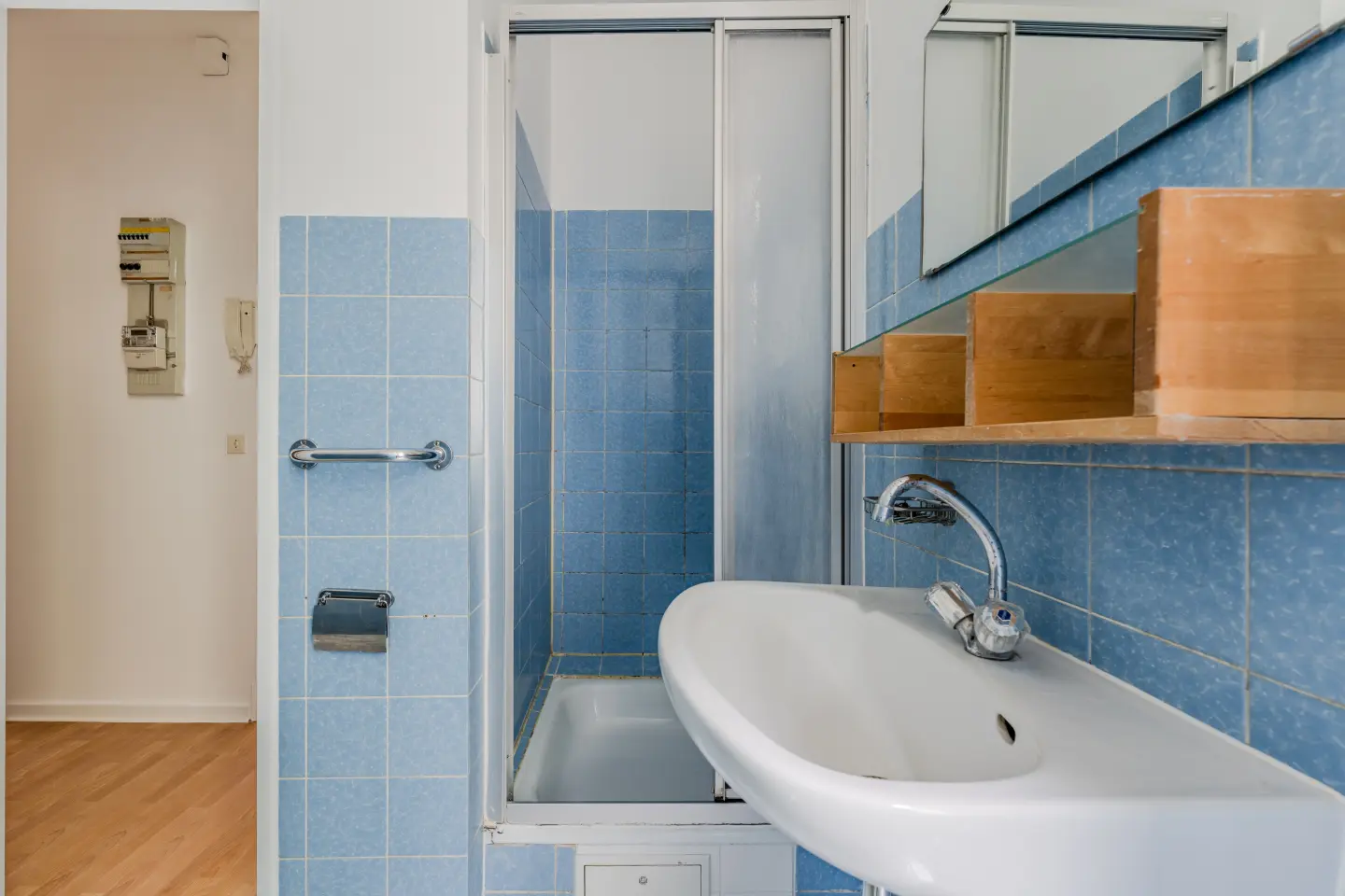 Bad mit Dusche und Fenster