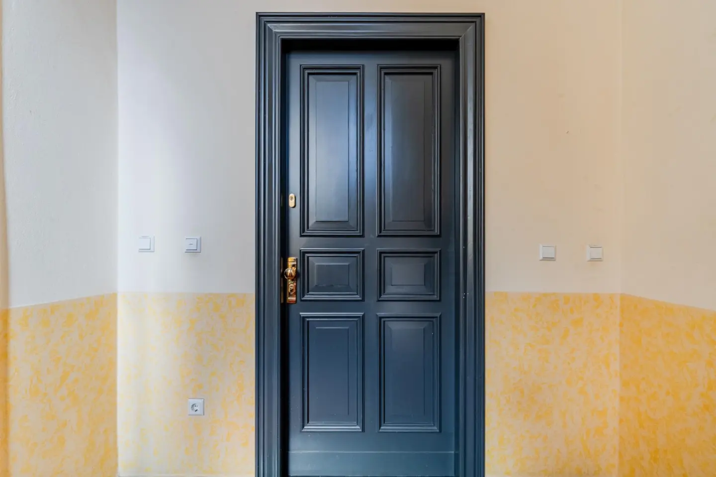 entrance-door-black-berlin-altbau-mariendorfer-damm