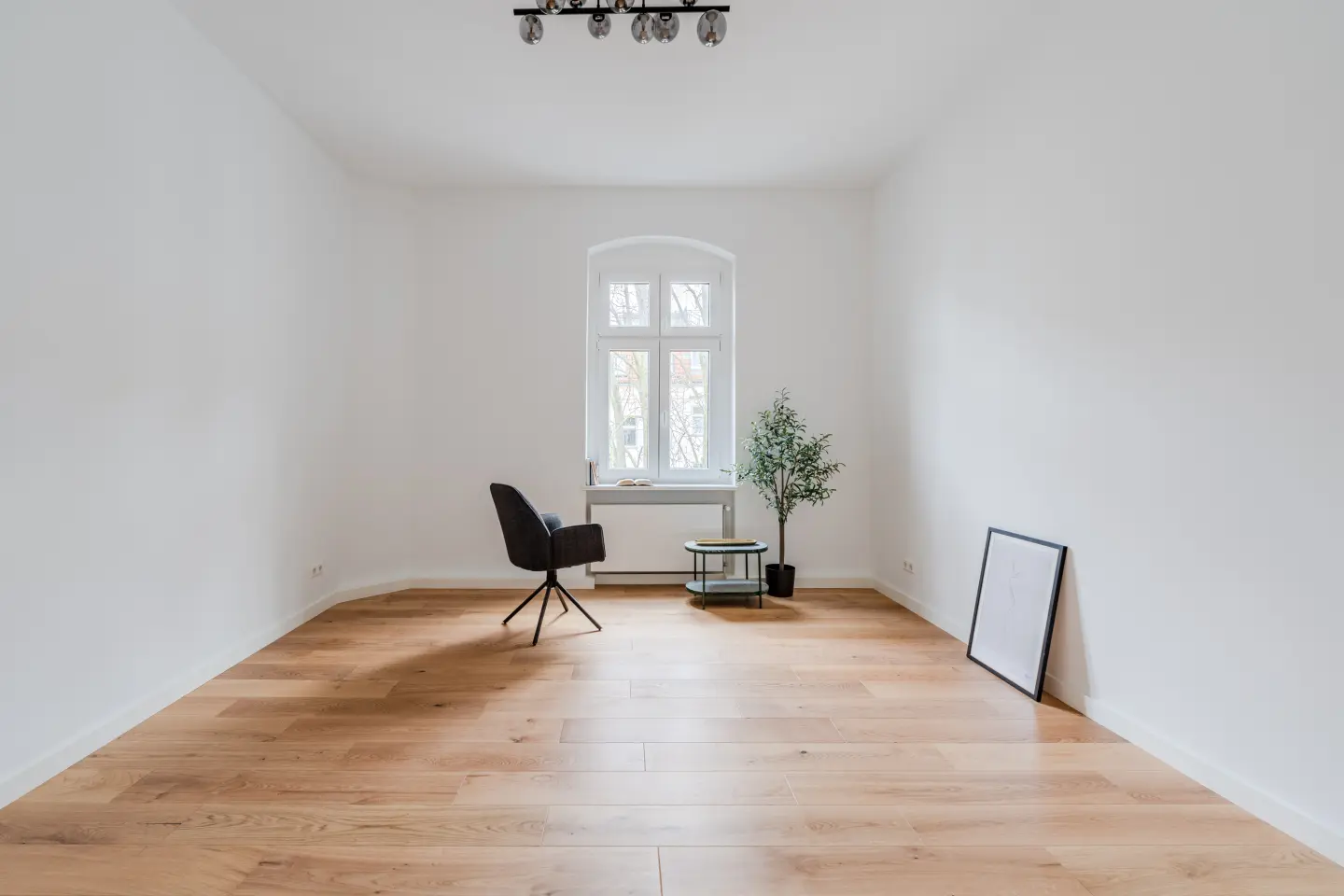 Weitläufiger Raum mit Boden in Holzoptik
