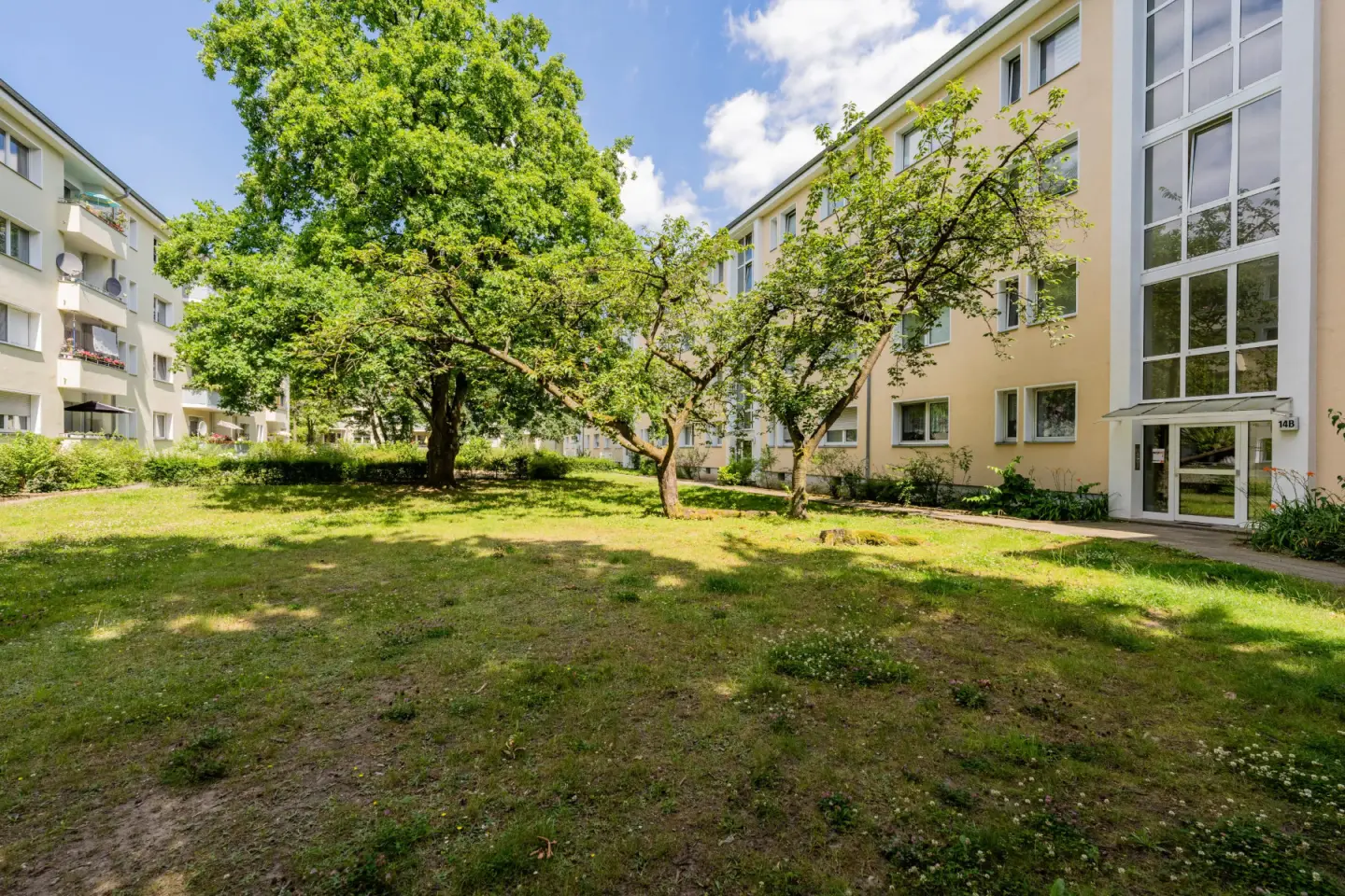 Großzügige Grünanlage im geschützten Innenhof