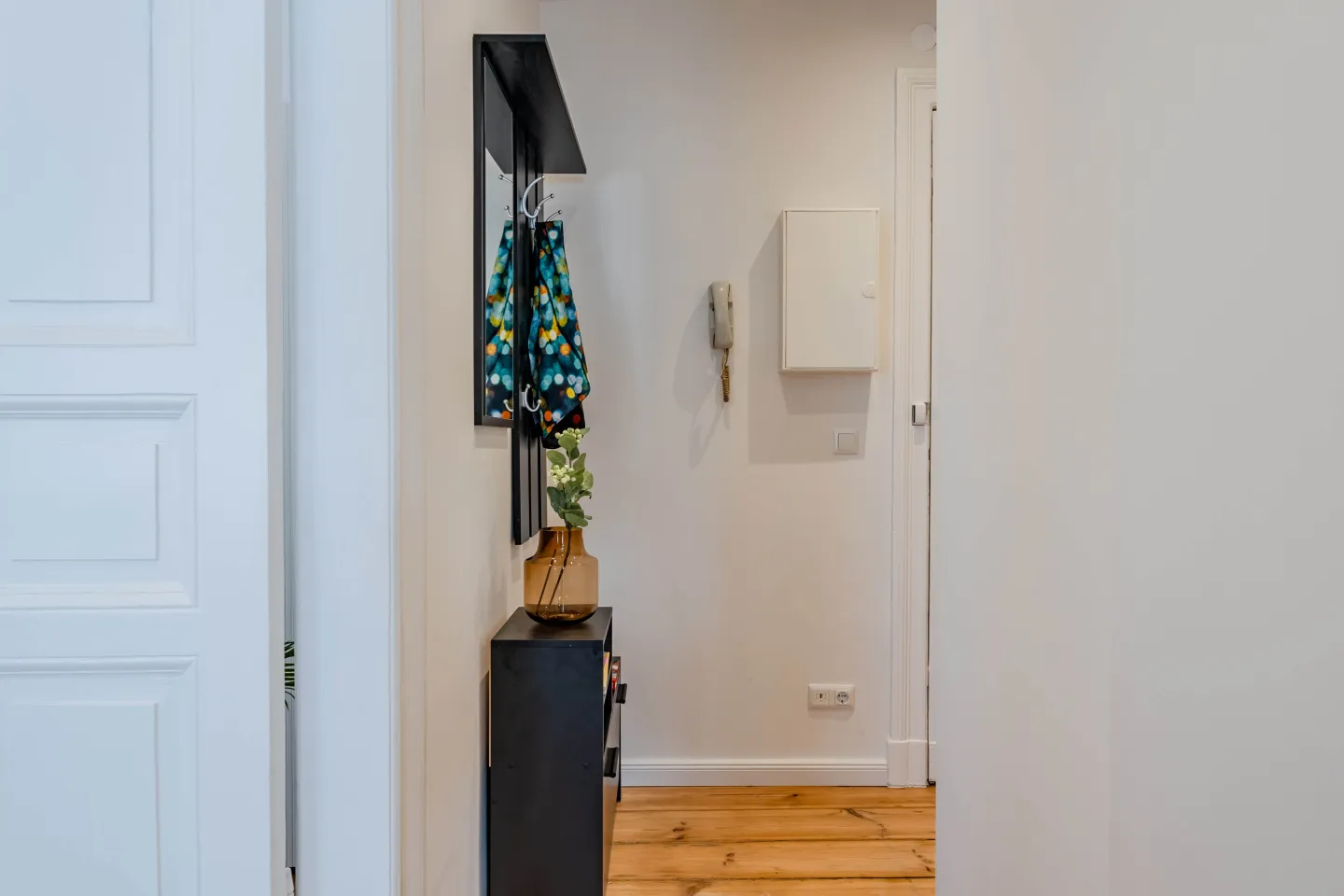 Spacious-Entrance-Hall-Berlin-Moabit-Apartment-18