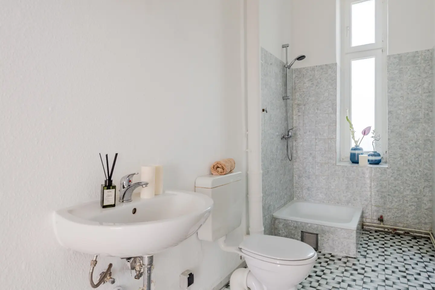 Funktionales Bad mit Tageslicht und Dusche