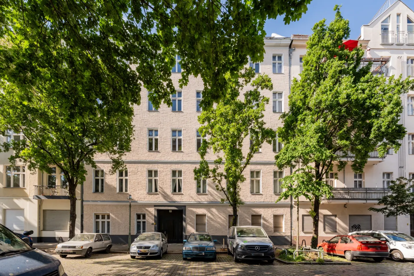 Klassische Altbaufassade in urbaner Nachbarschaft