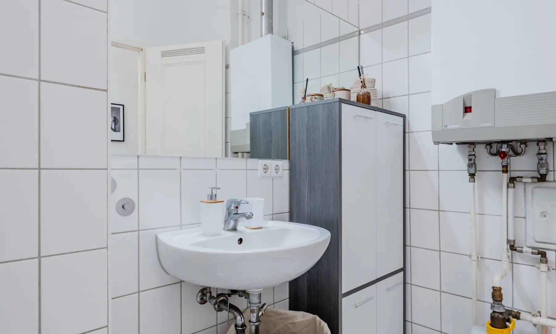 Elegant Bathroom with Minimalist Decor-2