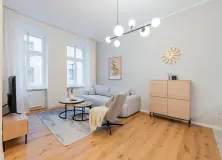 Elegant Living Room with Minimalist Decor_9