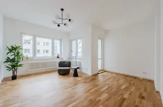 Wohnzimmer mit Parkettboden und Balkontür