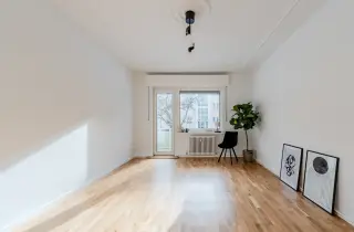 Wohnzimmer mit Balkontür und Eicheparkett