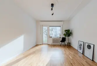 Wohnzimmer mit Balkontür und Eicheparkett