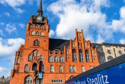  Historisches Rathaus Steglitz in Berlin mit U-Bahn-Schild