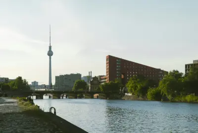  Berliner Fernsehturm am Flussufer bei Sonnenuntergang