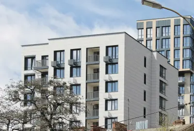 Modernes Wohngebäude mit Balkonen in der Stadt