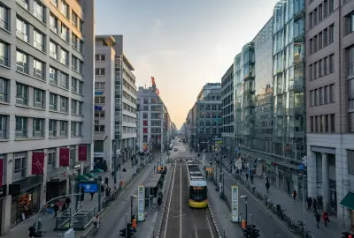  Moderne Berliner Straße mit Straßenbahn und Bürogebäuden