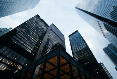 Blick nach oben auf moderne Wolkenkratzer in einer Stadt