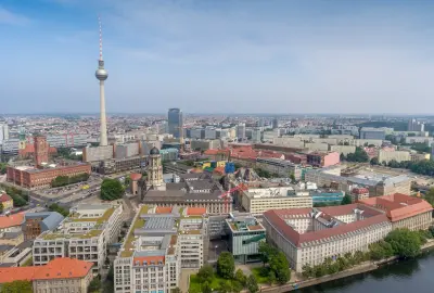 Panorama von Berlin mit dem Fernsehturm und Stadtzentrum bei Tageslicht.