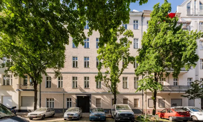 Klassische Altbaufassade in urbaner Nachbarschaft