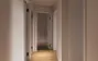 Flur mit mehreren Türen und Deckenstrahlern