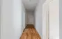 Langer Flur mit Parkettboden
