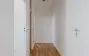 Flur mit Wohnungseingang und Parkett