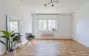 Großzügiges Wohnzimmer mit Fenster und Parkett