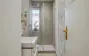 Bad mit Dusche und Fenster