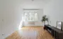 Helles Wohnzimmer mit großer Fensterfront