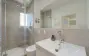 Modernes Bad mit Dusche und Waschtisch