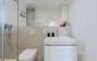Modernes Bad mit Dusche und Waschtisch