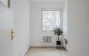 Küche mit Fenster und Einbaugeräten