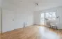 Wohnzimmer mit Balkontür, Parkett und Stuckdecke