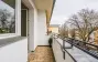 Balkon mit Blick auf die ruhige Straße