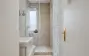 Modernes Bad mit Dusche und Waschtisch