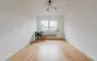Schlafzimmer mit Fenster und Parkett