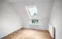Weiteres Dachzimmer mit Dachfenster