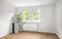 Schlafzimmer mit zwei Fenstern