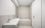 Bad mit Doppelwaschtisch und Badewanne