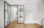 Blick durch den Wohnbereich mit Glastür