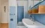 Bad mit Dusche und Fenster