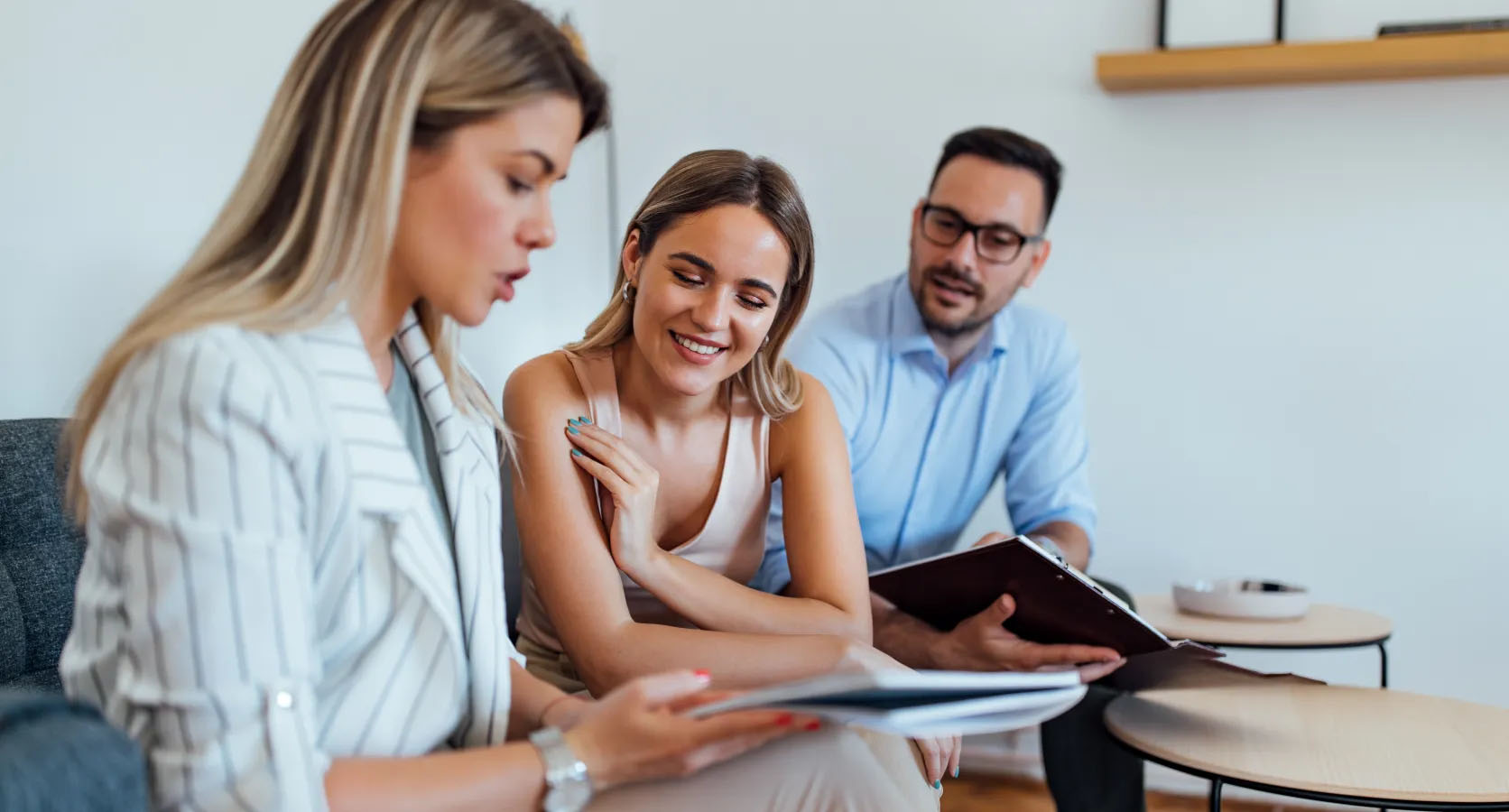 Real estate agents Berlin – team meeting with clients, professional consultation and personal support for property sales.